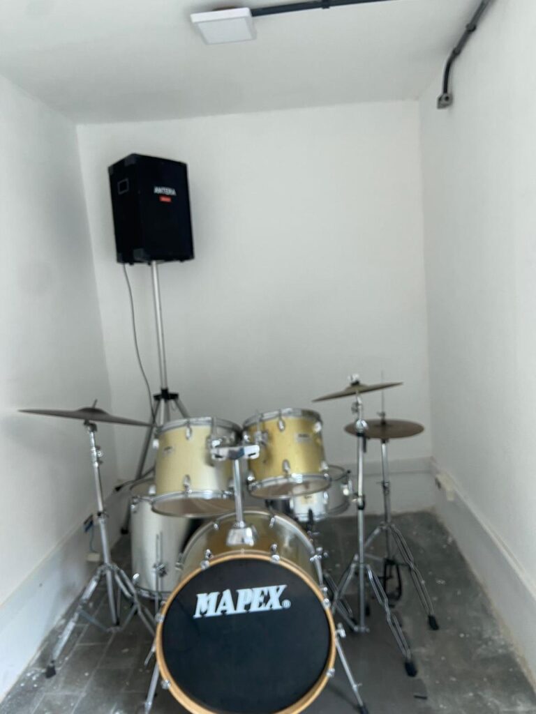 Centro Musical Santa Cruz: Escola de música especializada em aulas para todas as idades e níveis. Oferecemos uma abordagem completa com cursos de instrumentos, canto, musicalização infantil e prática em conjunto, desenvolvendo habilidades musicais e a expressão artística de forma acolhedora e personalizada.