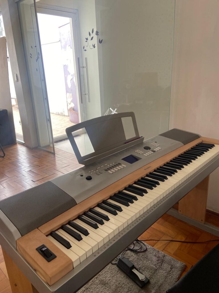 Centro Musical Santa Cruz: Escola de música especializada em aulas para todas as idades e níveis. Oferecemos uma abordagem completa com cursos de instrumentos, canto, musicalização infantil e prática em conjunto, desenvolvendo habilidades musicais e a expressão artística de forma acolhedora e personalizada.