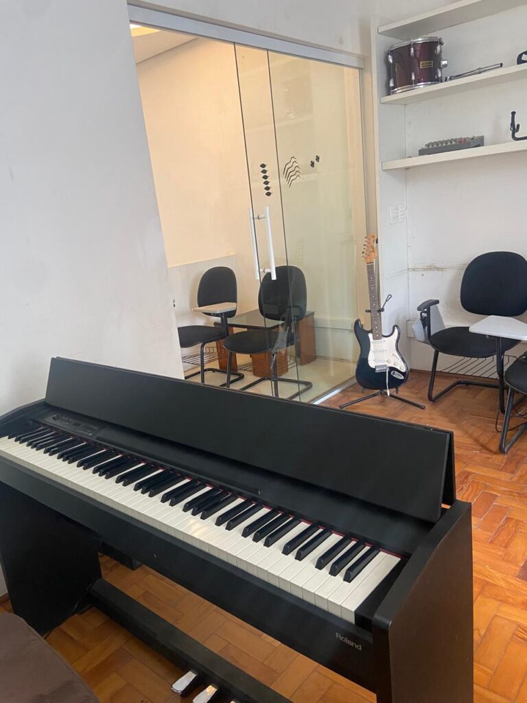 Centro Musical Santa Cruz: Escola de música especializada em aulas para todas as idades e níveis. Oferecemos uma abordagem completa com cursos de instrumentos, canto, musicalização infantil e prática em conjunto, desenvolvendo habilidades musicais e a expressão artística de forma acolhedora e personalizada.