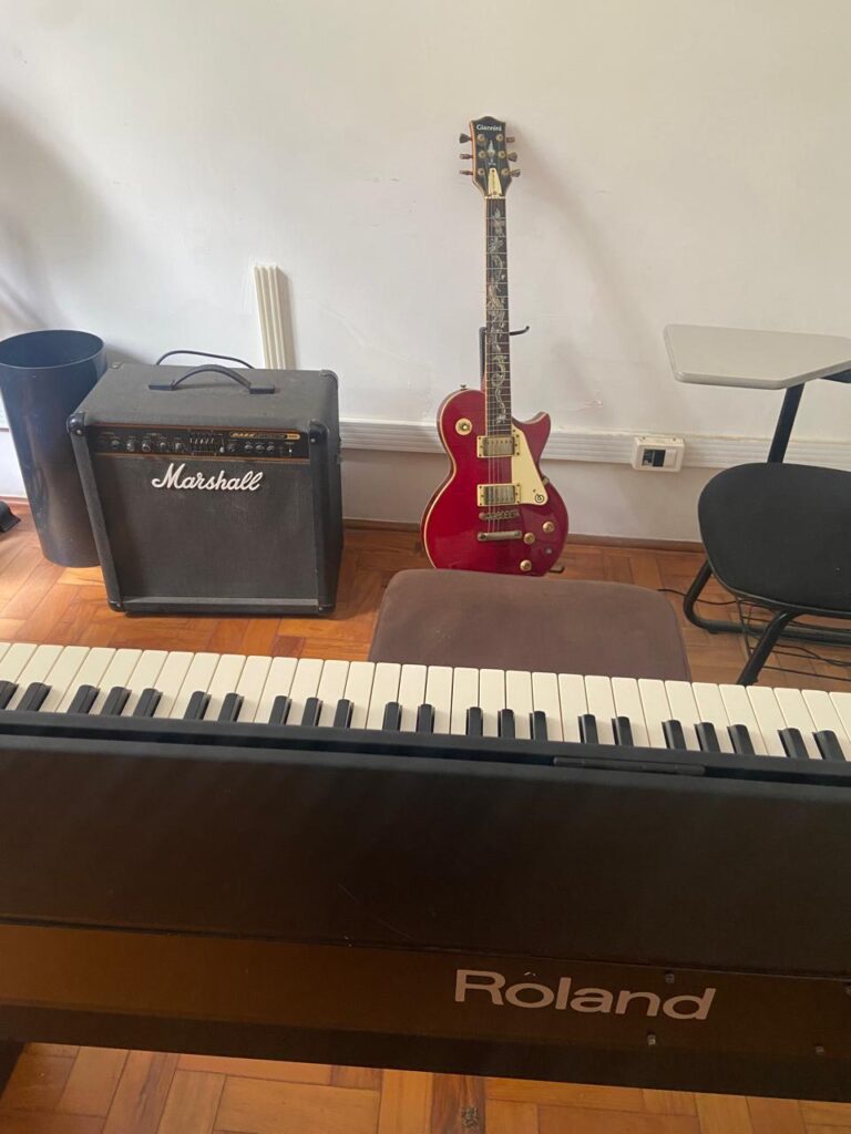 Centro Musical Santa Cruz: Escola de música especializada em aulas para todas as idades e níveis. Oferecemos uma abordagem completa com cursos de instrumentos, canto, musicalização infantil e prática em conjunto, desenvolvendo habilidades musicais e a expressão artística de forma acolhedora e personalizada.